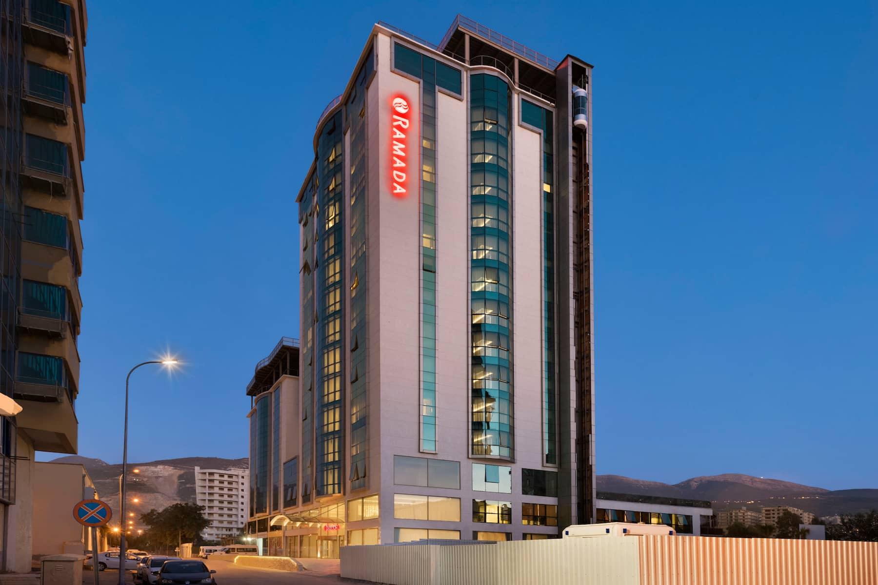 Отель Ramada By Wyndham Искендерун Экстерьер фото